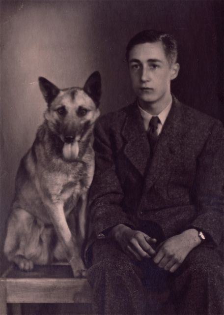 Zijn inzending bij de wedstrijd 'Een foto van uzelf en iemand die het hart op de tong heeft.' heeft het niet gehaald. Stomme jury!